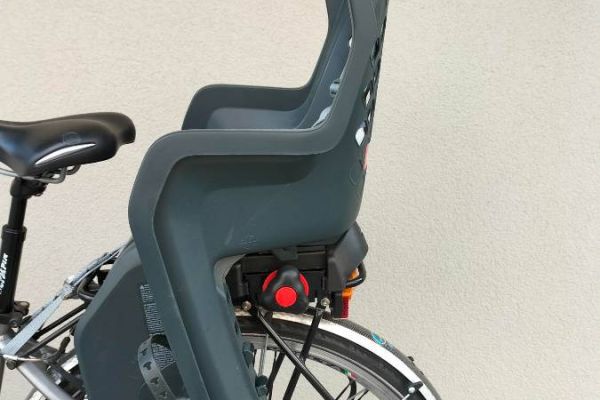 Fahrrad-Kindersitz neuwertig, evtl. mit Kinderhelm