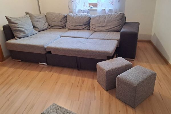 Sofa / Schlafsofa mit Hocker und Kissen neuwertig