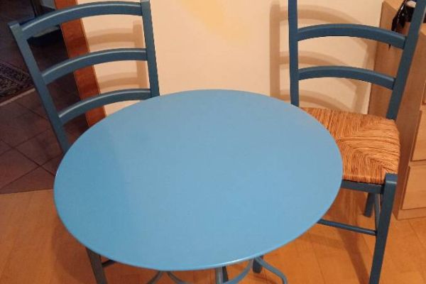 Tisch und Stühle