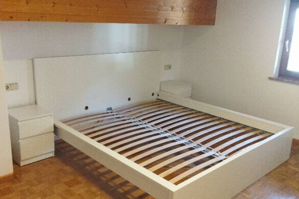 Doppelbett samt Nachtkästchen