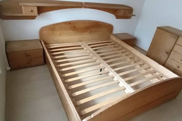 Charmantes Massivholz-Schlafzimmer