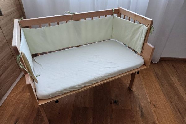 Beistellbett aus Holz