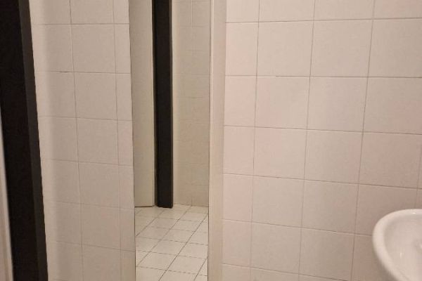 Schmaler Spiegelschrank