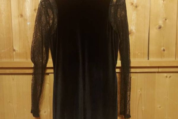 Secondhand: elegantes schwarzes Samtkleid