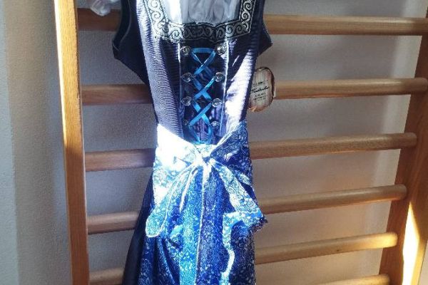 Neues zeitloses Dirndl mit Etikett