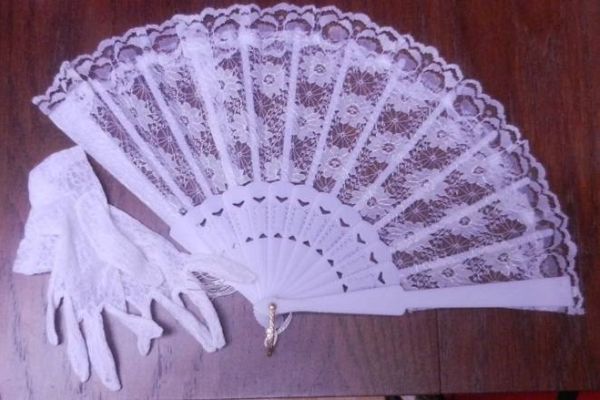 Fächer und Handschuhe für Erstkommunion