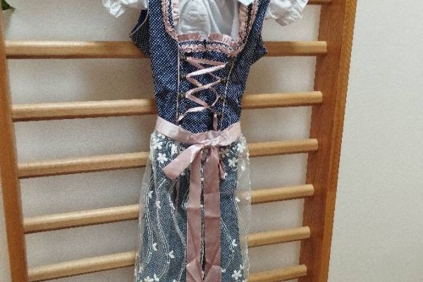 Neues Dirndl mit Etikett