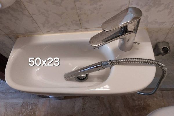 lavabo con miscelatore e doccetta