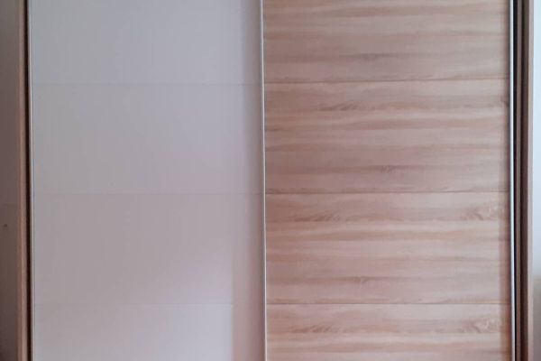 Kleiderschrank mit Schwebetüren