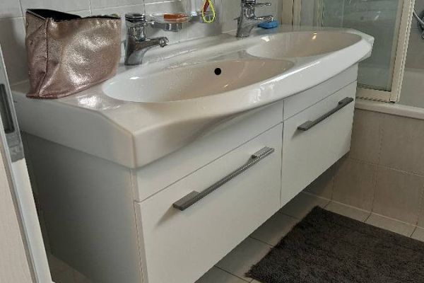Doppelwaschtisch mit Unterschrank an Selbstabholer abzugeben