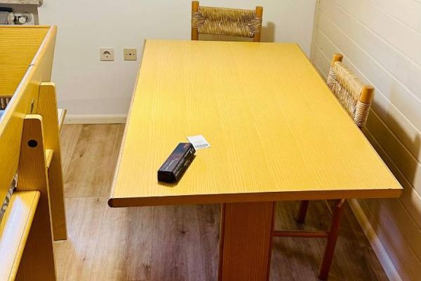 1 Tisch 1 Wohnzimmer-und 1 Fernsehtischchen.