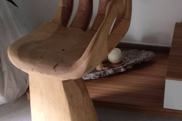 SEDIA A FORMA DI MANO