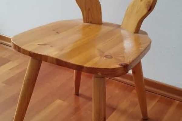 Verkaufe Tisch und 2 Stühle Fichte Massivholz