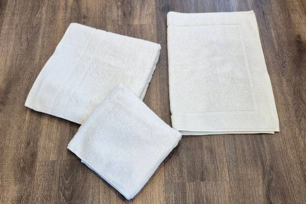 Hochwertige Handtücher und Badeteppiche (100% Baumwolle, Grüner Knopf)
