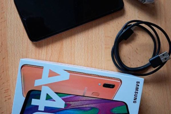 Handy Samsung A 40