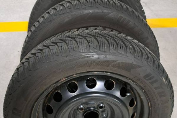 4 Kompletträder mit Winterreifen Goodyear  175/65 R 15  U/Grip 8