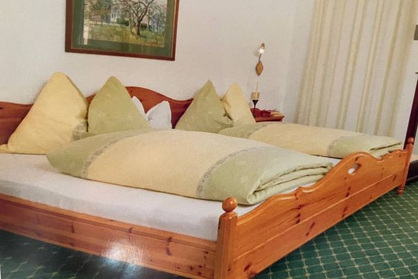 Ich verkaufe ein Doppelbett + 2 Nachttischen und einem Kleiderschrank