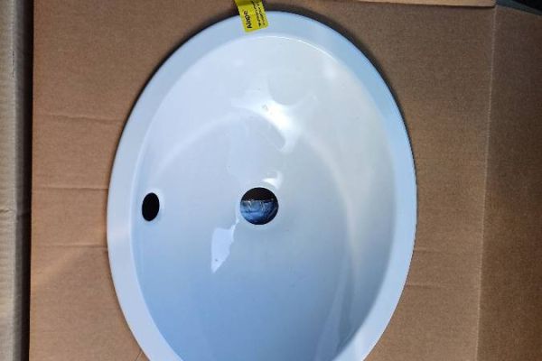 NEU - kleines Waschbecken mit Ablaufrohren