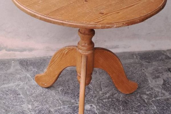 runder Tisch + 1 Bauernstuhl
