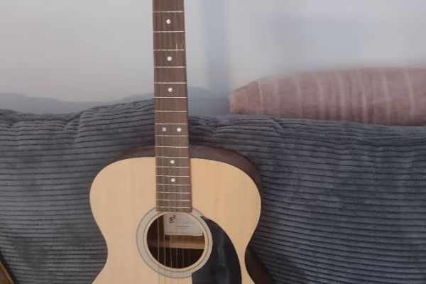 Gitarre  Harley Benton cla 16s