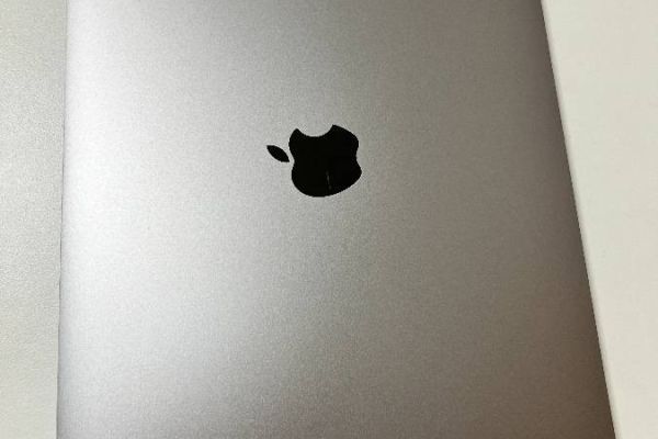 Apple MacBook Pro 13" (M1, 256 GB SSD, 8 GB RAM) Mit Gebrauchspuren