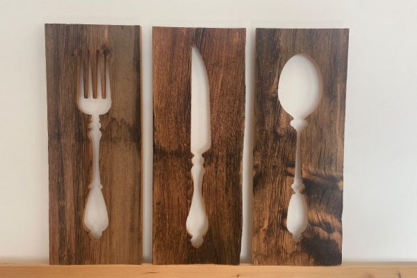 Wanddekoration "Besteck" aus Altholz