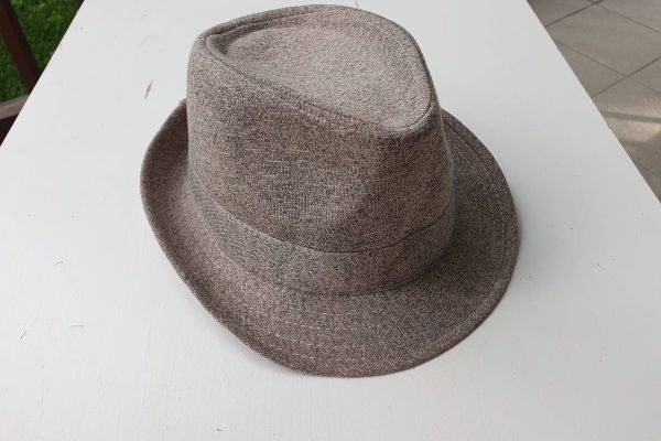 Damenhut mit leichter Krempe