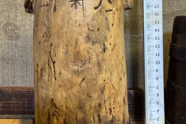 Holzmörser und Holzbehälter datiert   1798