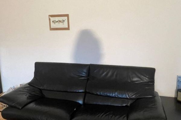 Schwarzes Ledersofa