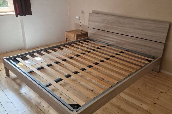 Bett mit Lattenrost - wie neu