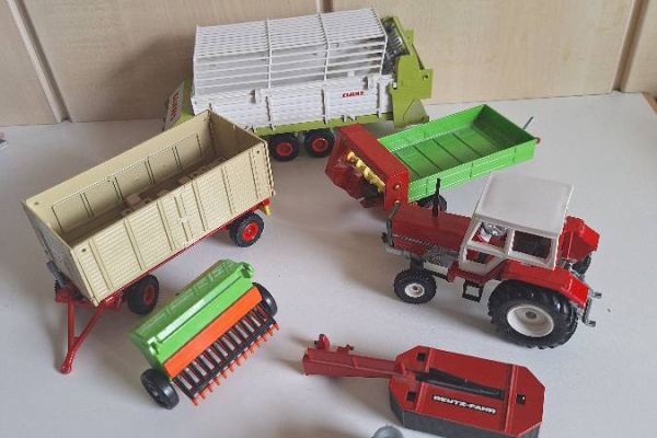 Siku Traktor mir verschiedenen Anhängern