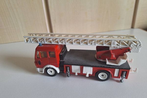 2 Feuerwehrauto und 1 Lastwagen