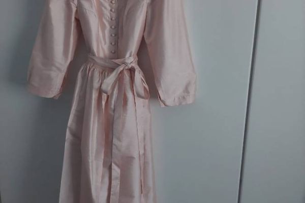 Elegantes Seiden-Dirndl