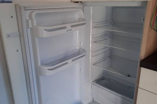 Einbaukühlschrank mit integriertem kühlfach