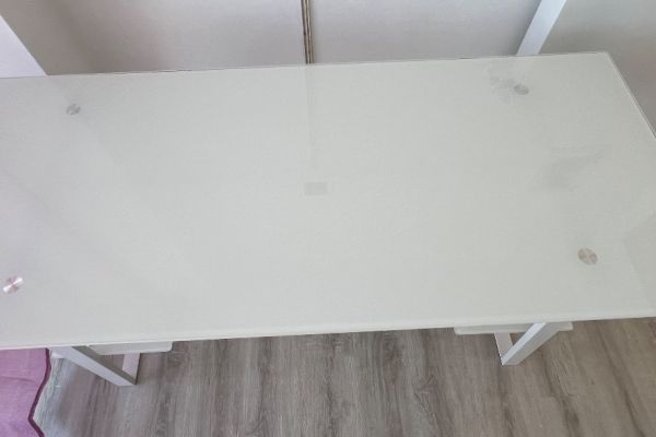 Moderner Schreibtisch mit Glasplatte - 140x60cm