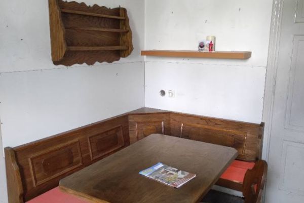 Tisch Eckkästchen Tellerrahmen Stühle