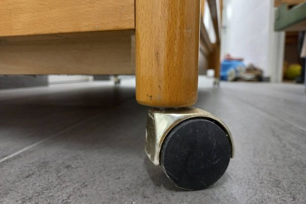 Bettstatl aus Vollholz mit Räder