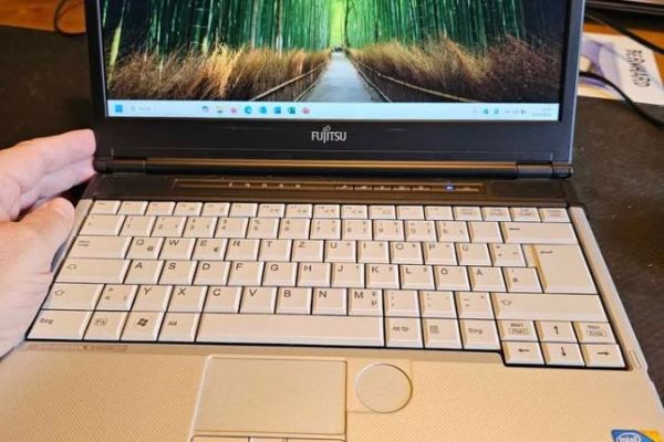 Laptop - Fujitsu LifeBook 13,3" - Intel i5 - 6GB Ram - 120GB SSD - Win