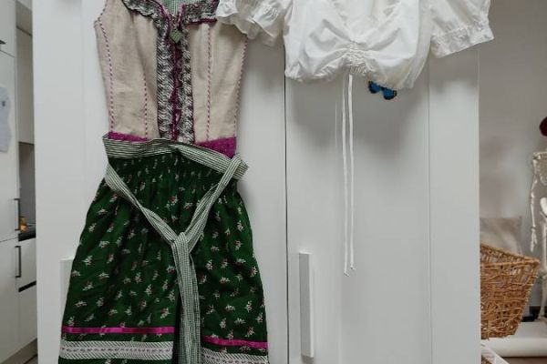 Dirndl mit Bluse und Handtasche