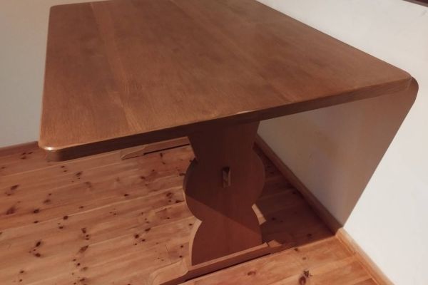 Tisch aus Holz