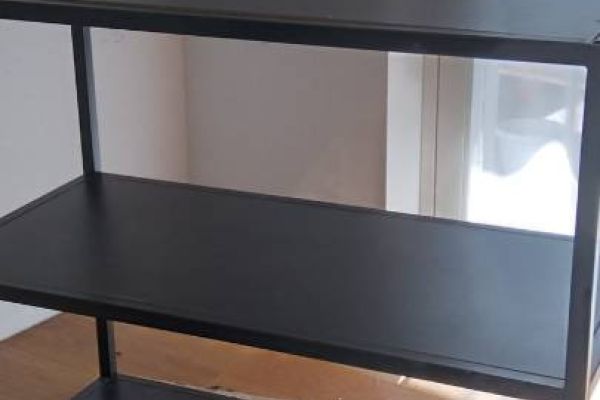 Schwarzes Regal