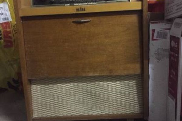 Antikes Radio mit Plattenspieler