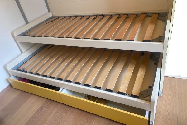 2 Betten mit Rollen