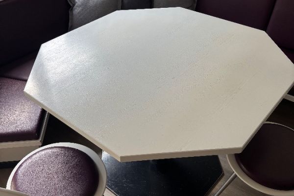 Achteckiger Tisch mit weißer Holzplatte