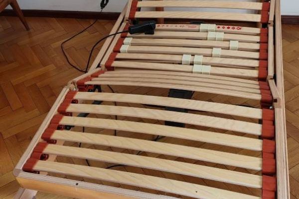 Verkaufe Einzelbett mit Elektrischem Lattenrost aus Buchenholz