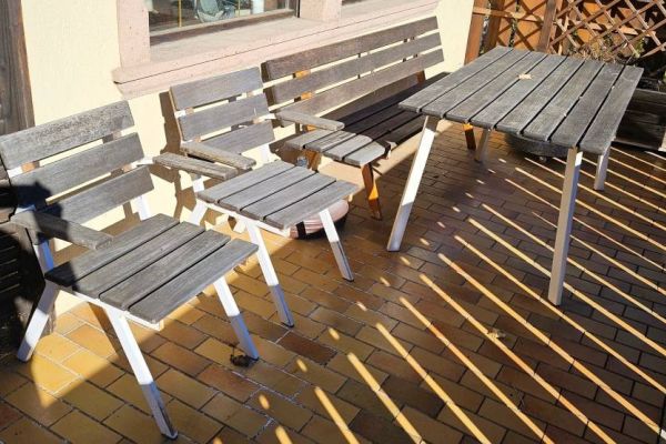 Terrassenmöbel aus Metall+Holz (Tisch, Bank, 4 Stühle)