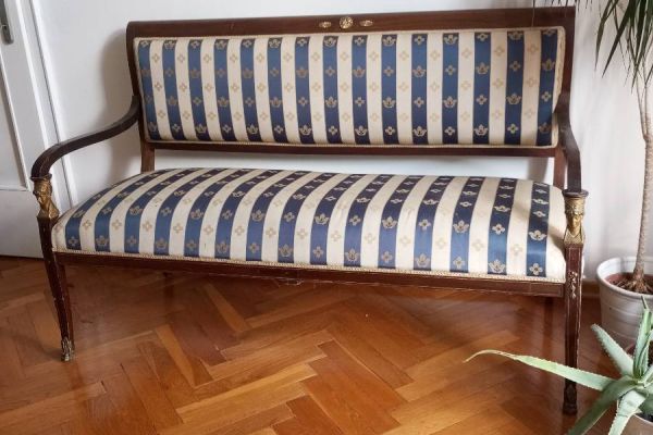 Zwei Stühle und Sofa
