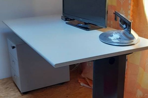Schreibtisch mit Rollkasten  sehr guter Zustand