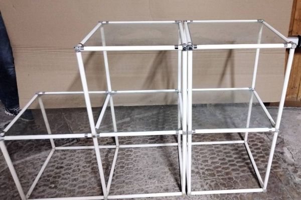 Modulares Metall Regal mit Glasplatte