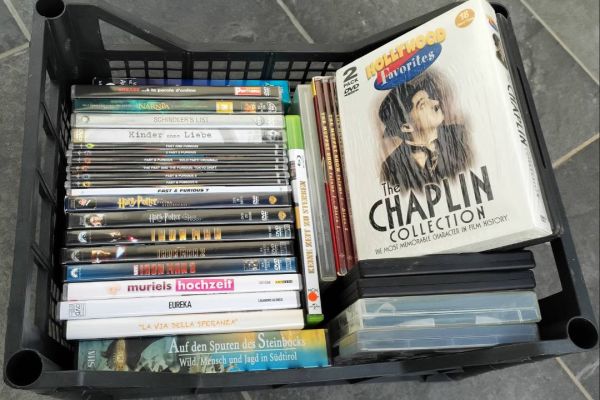 Kiste voll DVDs, Blu-rays, PC-Spiele, PSP-Spiele